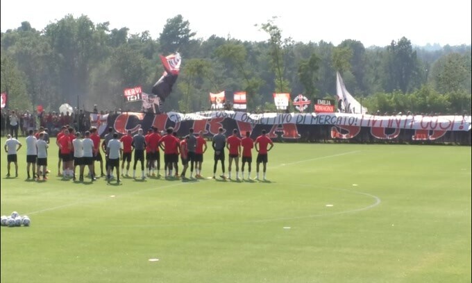 Milan, la Curva Sud alla dirigenza: "Ogni reparto va rinforzato"