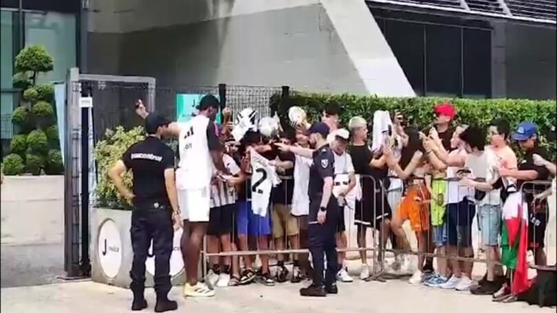 Juve, delirio per l'uscita di Pogba dal J-Medical