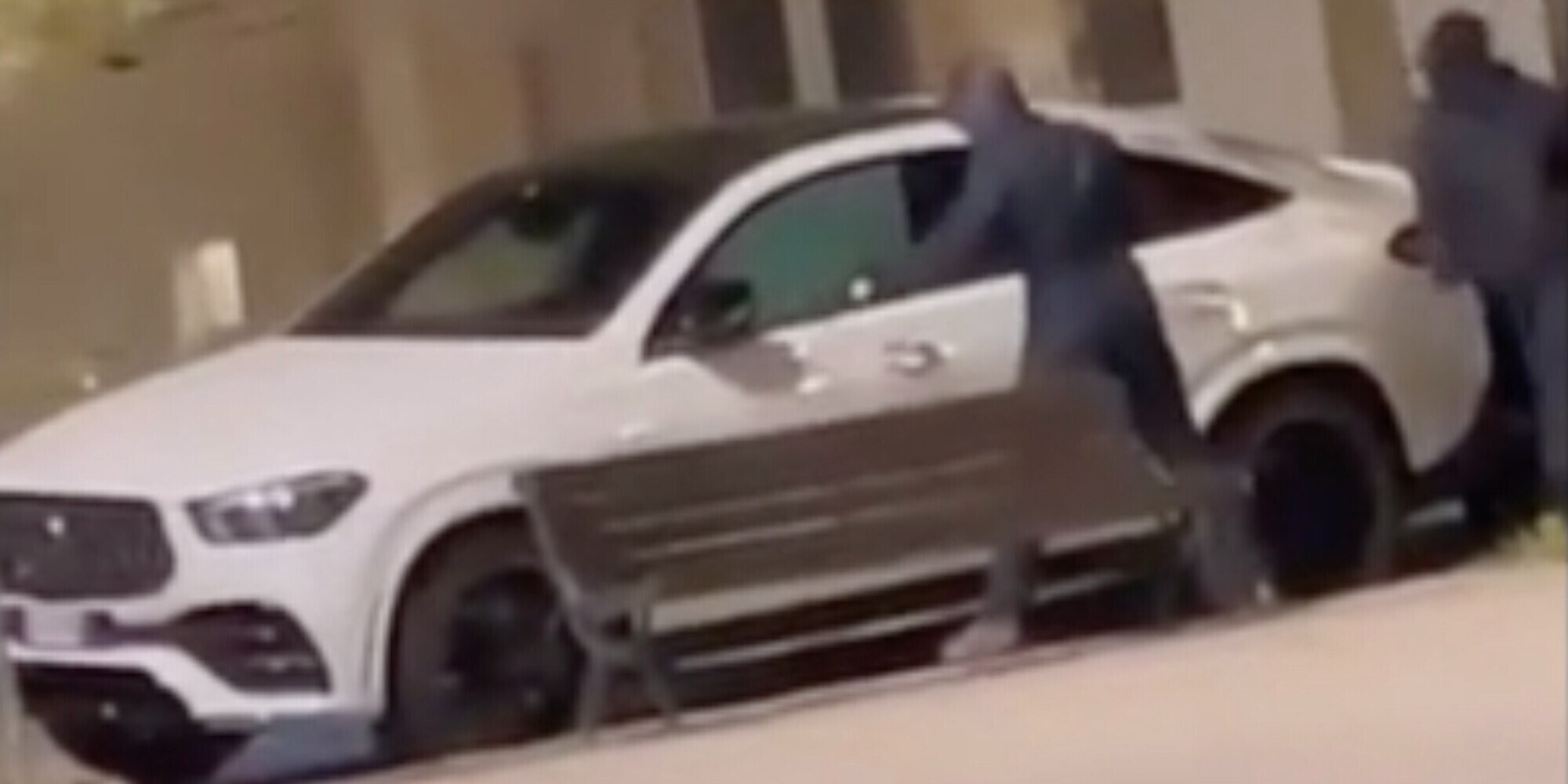 Rubano un’auto in centro, ma la gente applaude: il furto è incredibile