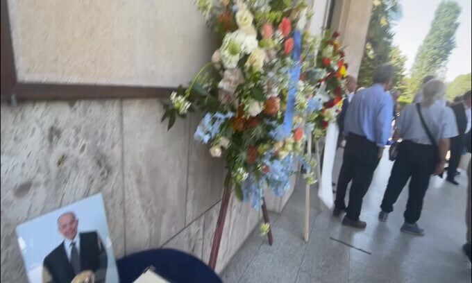 Funerali Luis Suarez, l'ingresso del feretro: presenti Marotta e Moratti