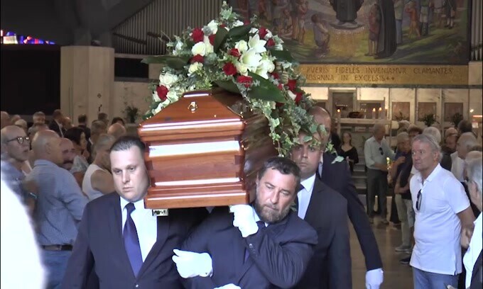 Funerali Suarez, il feretro lascia la chiesa tra gli applausi