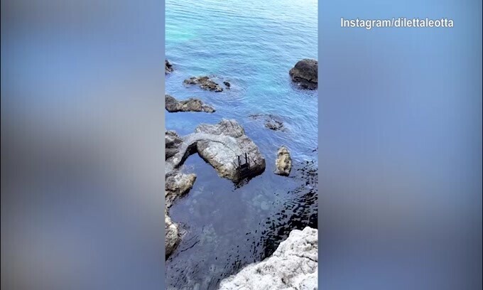 Diletta Leotta, relax all'ombra in una spiaggia