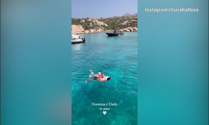 Frattesi nipote d'oro: scorta la nonna in mare