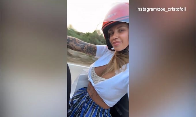 Zoe, attimi di pace con Theo: il video in motorino