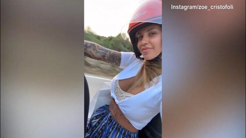 Zoe, attimi di pace con Theo: il video in motorino