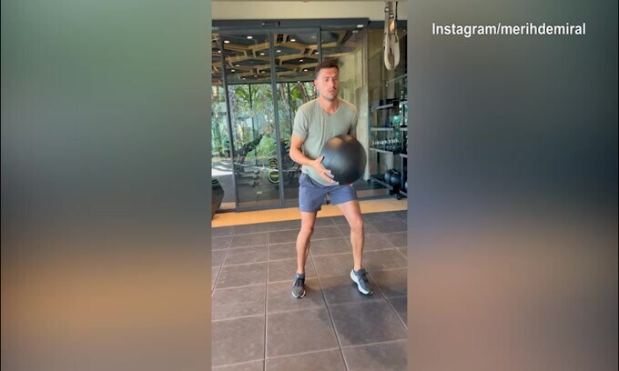 Demiral in palestra, la palla e la gag con la moglie