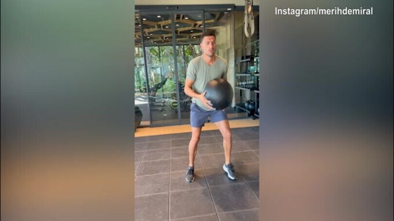 Demiral in palestra, la palla e la gag con la moglie