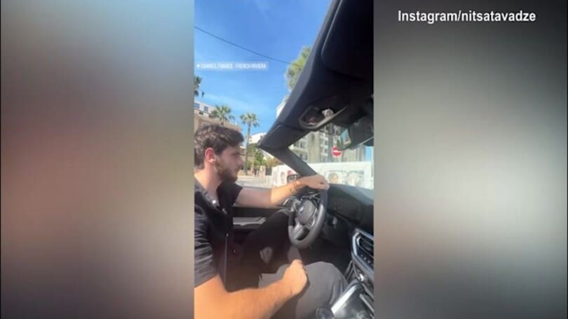 Kvara in cabriolet, il video del georgiano per le strade di Cannes