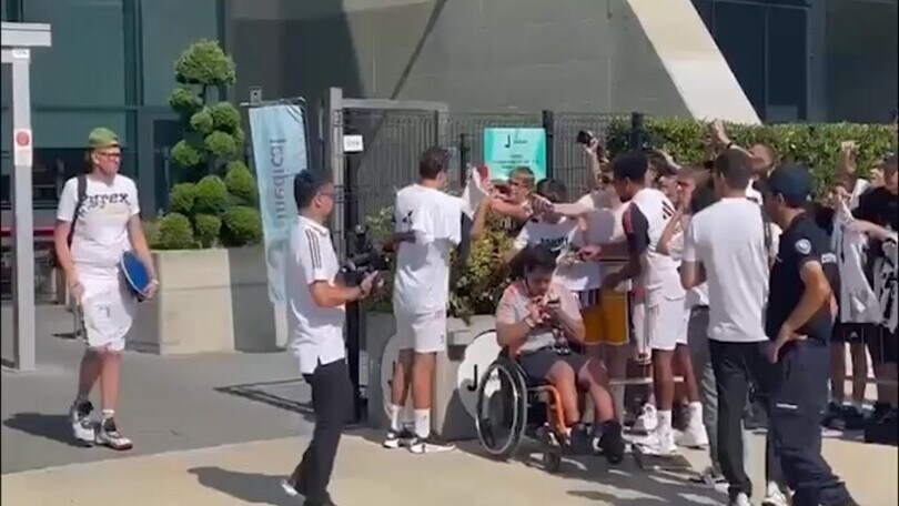 Juve, ovazione per Chiesa all'uscita: le immagini