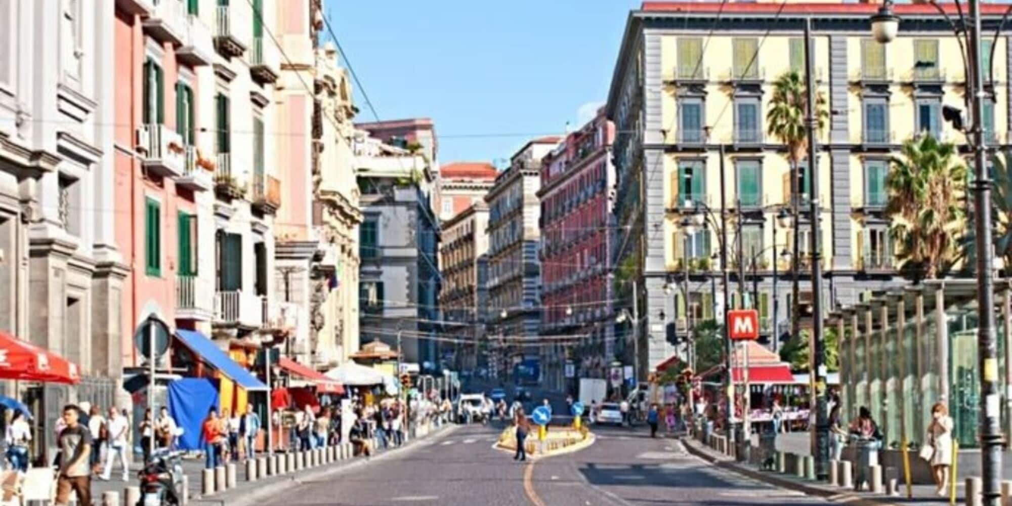 Bimbo sfreccia sulla mini moto tra i pedoni: denunciata la madre