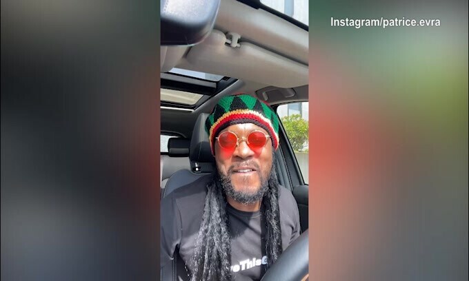 Spettacolo Evra, questa volta diventa Bob Marley