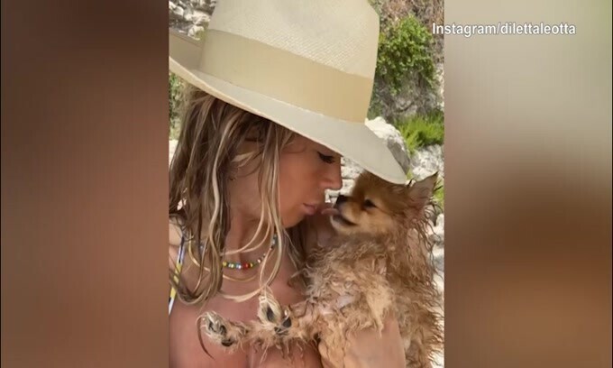 Diletta Leotta e il cagnolino: "Baci salati"