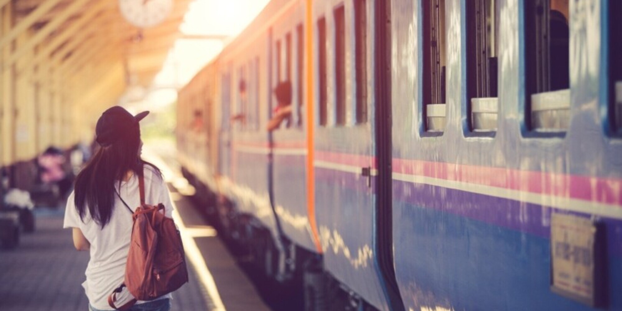 Scende alla stazione sbagliata e torna indietro a piedi: treni fermi