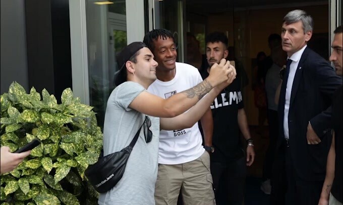 Inter, foto e sorrisi con i tifosi per Cuadrado