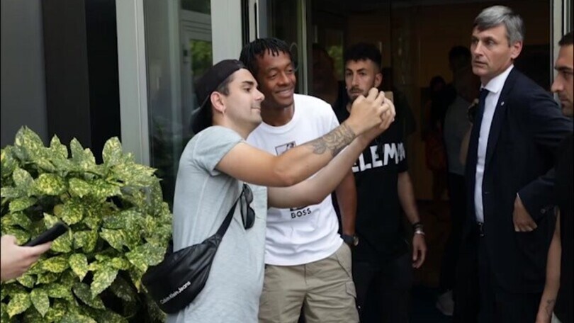 Inter, foto e sorrisi con i tifosi per Cuadrado