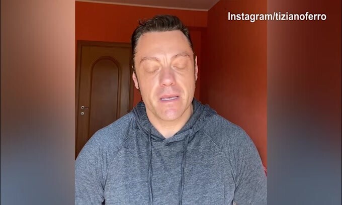 Tiziano Ferro, messaggio ai fan: "Grazie a tutti"