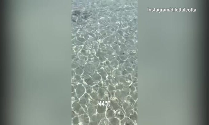Sole, acqua e 44 gradi: Diletta si gode la sua Sicilia