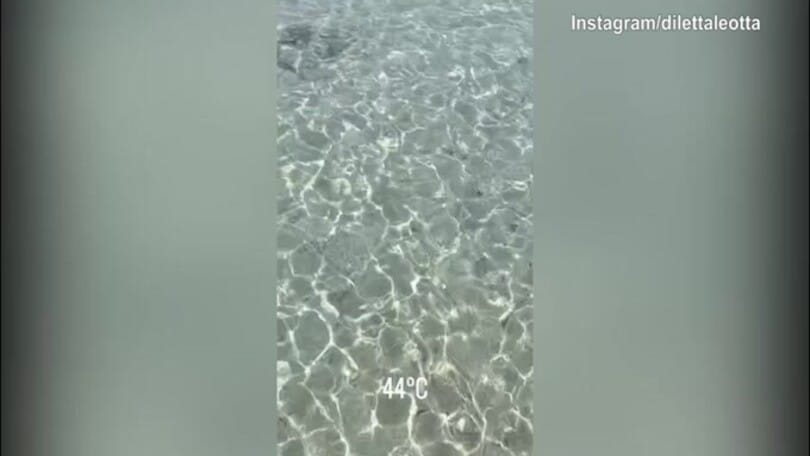 Sole, acqua e 44 gradi: Diletta si gode la sua Sicilia