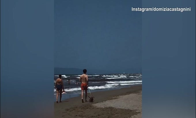 Le vacanze di Bagnaia: corsa col cagnolino in riva al mare
