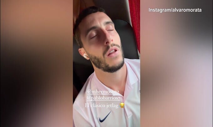 I compagni si addormentano, Morata li prende in giro