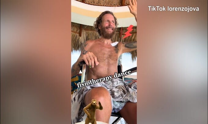 Jova in sedia a rotelle, il buon umore c'è lo stesso...