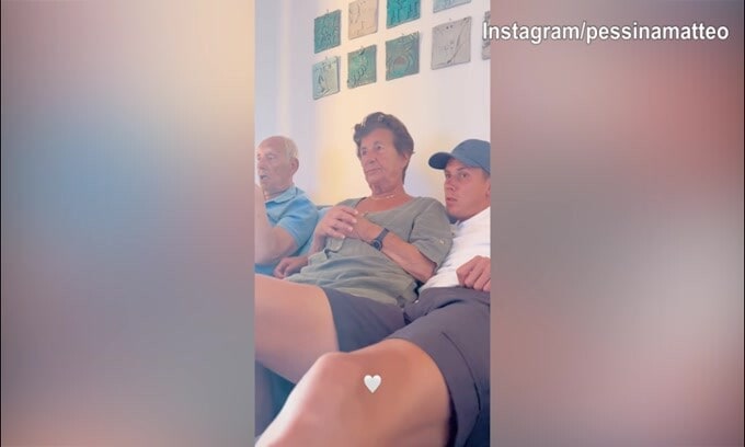 Pessina con i nonni, la scena è tenera...