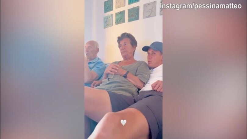 Pessina con i nonni, la scena è tenera...