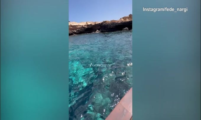 Mare azzurro a Formentera: Federica Nargi si gode il sole