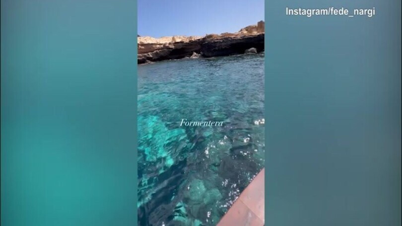 Mare azzurro a Formentera: Federica Nargi si gode il sole