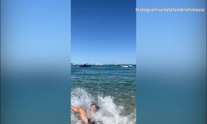 Eterno Ibrahimovic, che rovesciata in riva al mare!