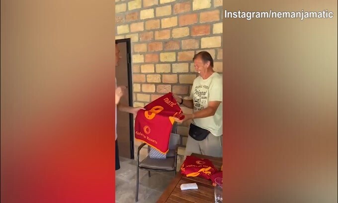 Roma, Matic firma un autografo speciale a....suo padre!