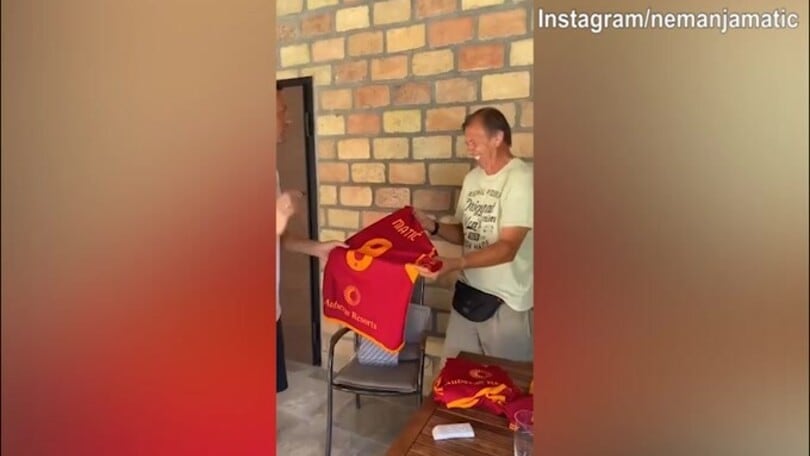 Roma, Matic firma un autografo speciale a....suo padre!