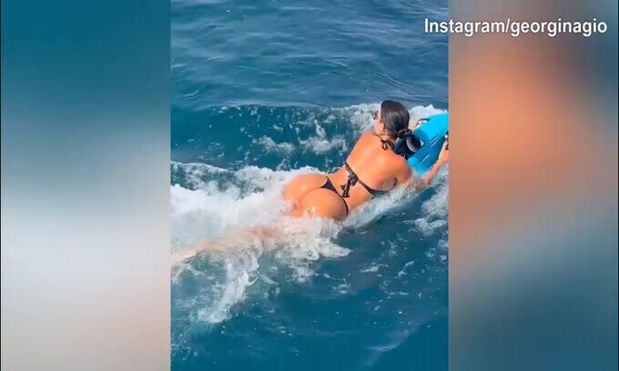 Georgina in acqua: lady CR7 sembra una sirenetta
