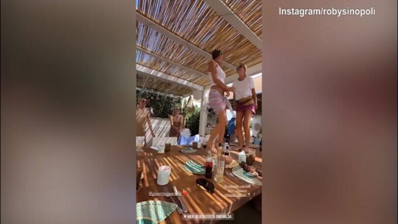 Lady Marchisio senza freni: sale sui tavoli e balla!