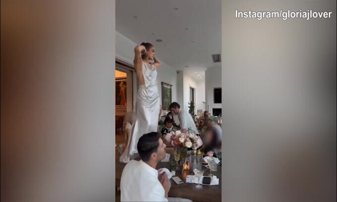 Jennifer Lopez scatenata: balla sul tavolo, dietro spunta Cardinale