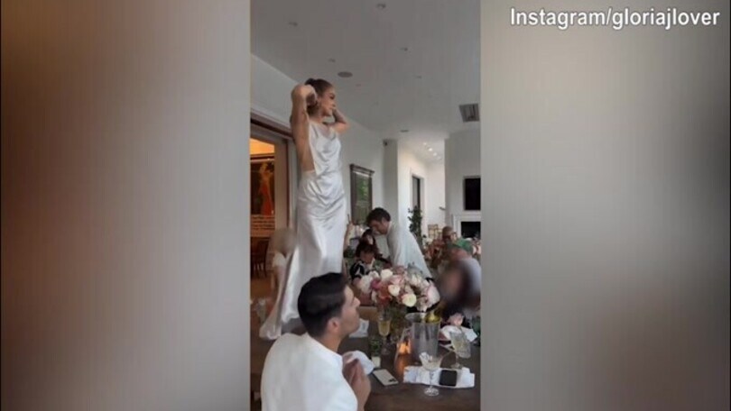 Jennifer Lopez scatenata: balla sul tavolo, dietro spunta Cardinale
