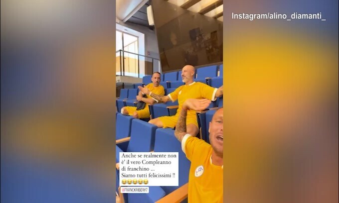 Ribery festeggiato da Diamanti, ma non è il suo compleanno!