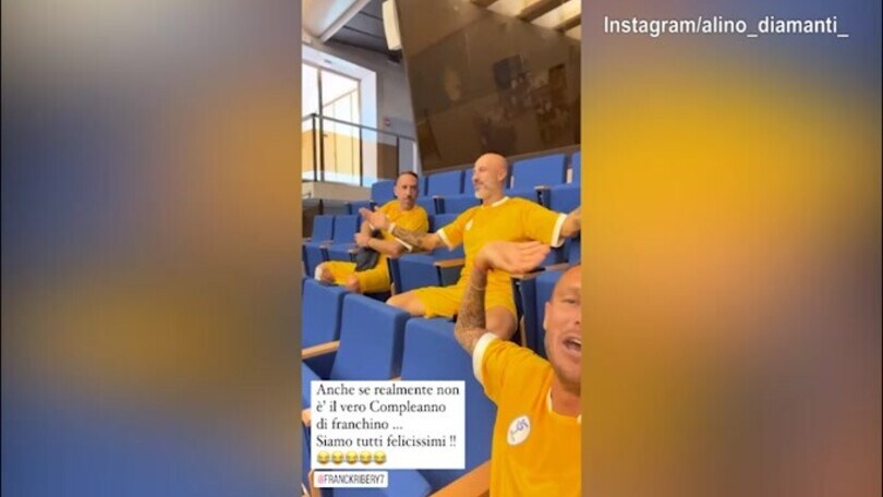 Ribery festeggiato da Diamanti, ma non è il suo compleanno!