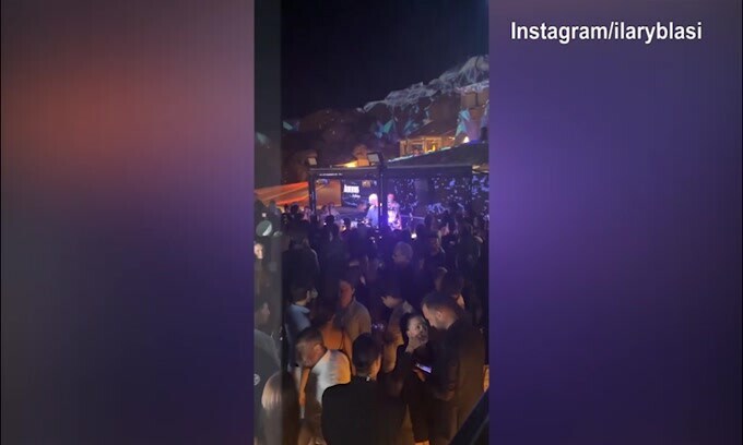 Ilary Blasi in Sardegna, serata in discoteca