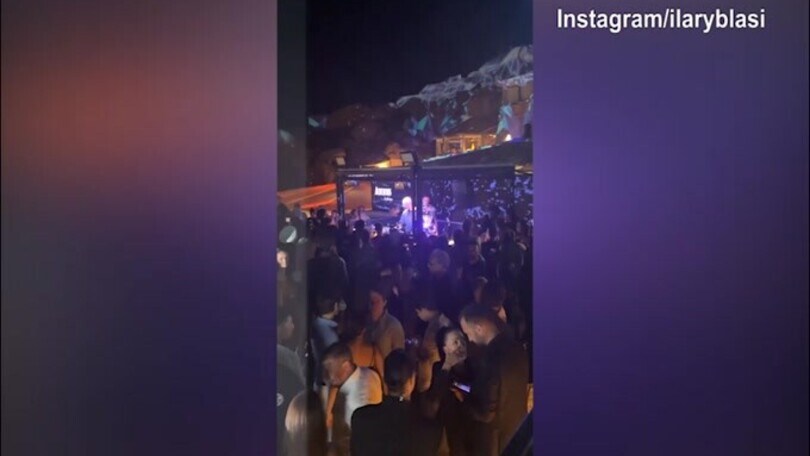 Ilary Blasi in Sardegna, serata in discoteca