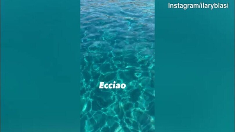 Ilary Blasi in Sardegna con la famiglia