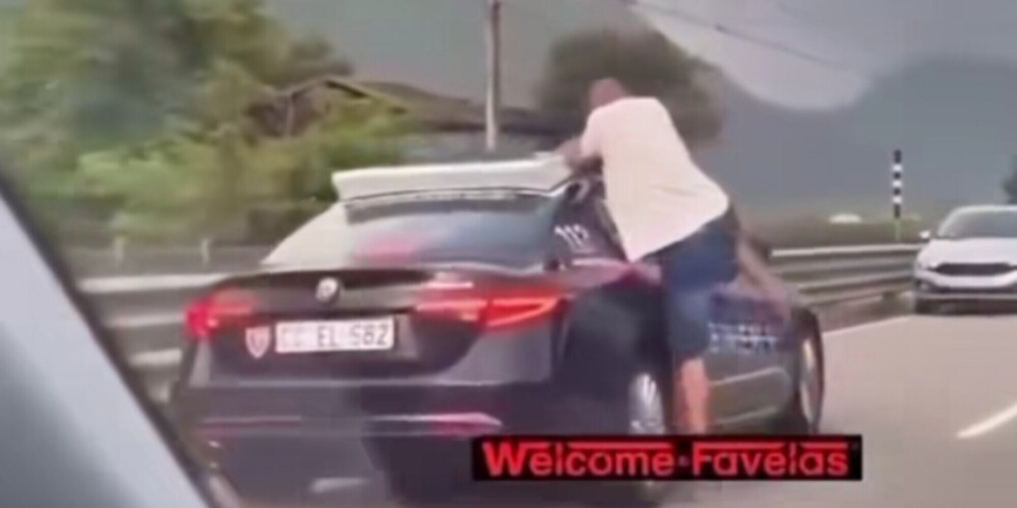 Aggredisce un'auto dei Carabinieri, poi scappa e gli tira dei sassi
