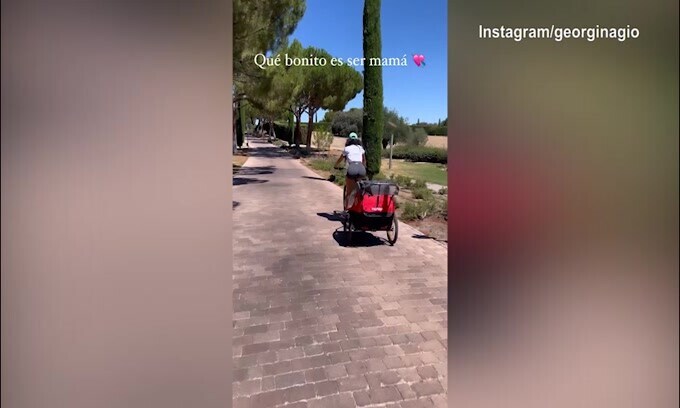 Georgina fa la mamma: il lato B è da urlo