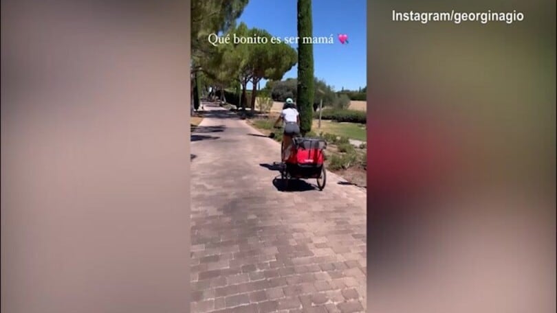 Georgina fa la mamma: il lato B è da urlo