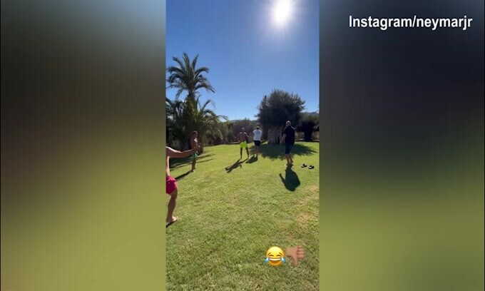 Psg, Neymar si diverte con amici in giardino