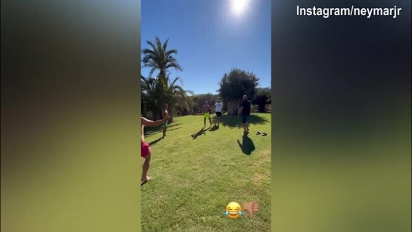Psg, Neymar si diverte con amici in giardino