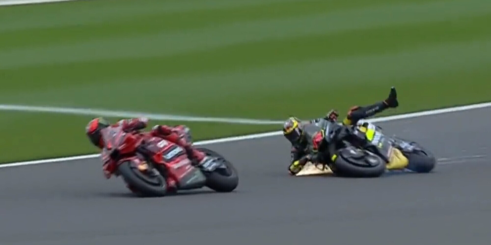 Bezzecchi, che errore! Cade a Silverstone inseguendo Bagnaia