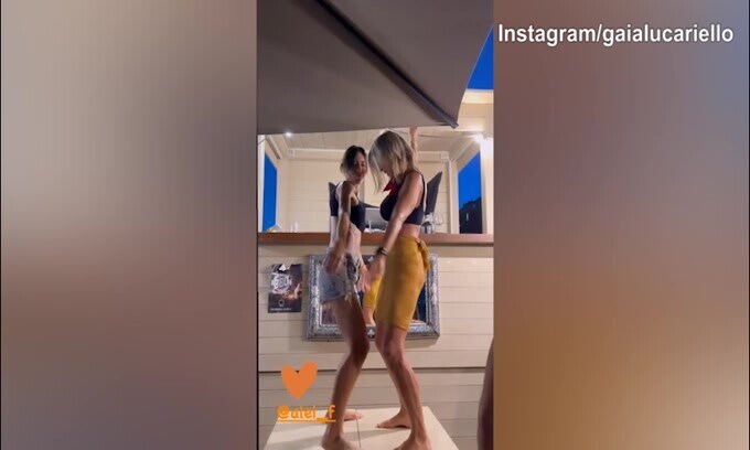 Lady Inzaghi scatenata: eccola ballare con un'amica