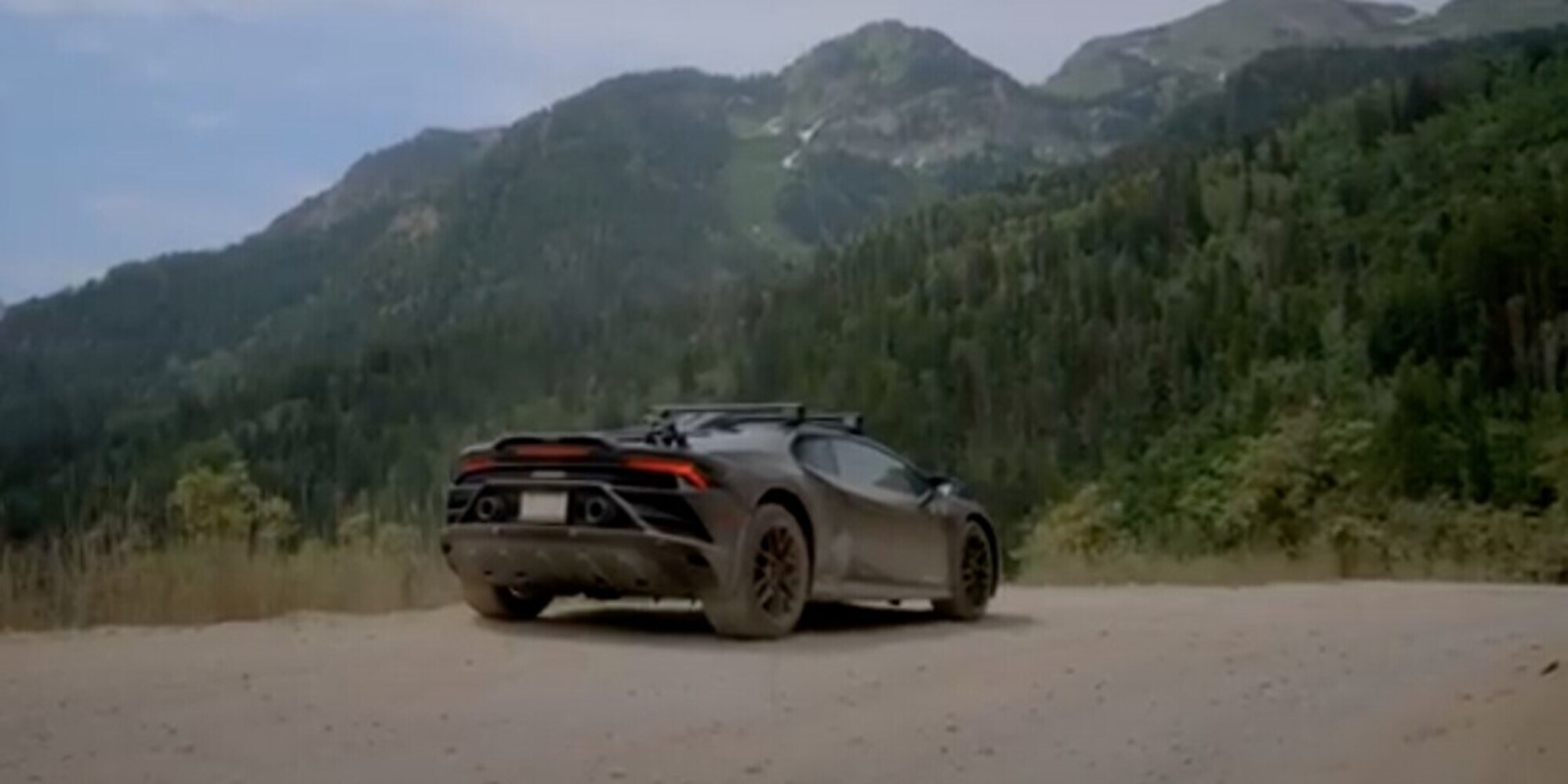 Adrenalina pura con la Huracan Sterrato: la corsa in fuoristrada è spettacolare