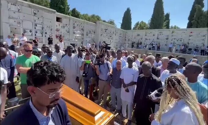 Idris, l'ultimo saluto. La figlia canta "No woman no cry"